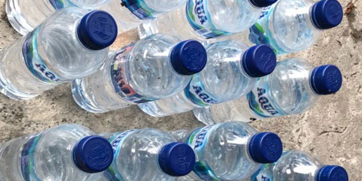 barang bukti 20 botol miras jenis sopi dalam kemasan air mineral yang diamankan Polres Mimika pada peggerebekan di Jalan Belibis Timika, Jumat (19/06/2020)